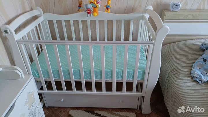 Детская кроватка и комод