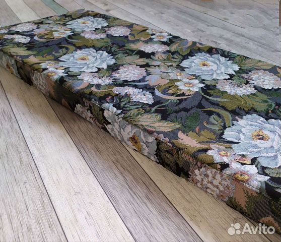 Гобеленовая подушка-сидушка для подоконника