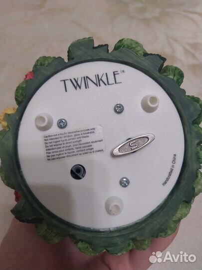 Стеклянный шар с девушкой