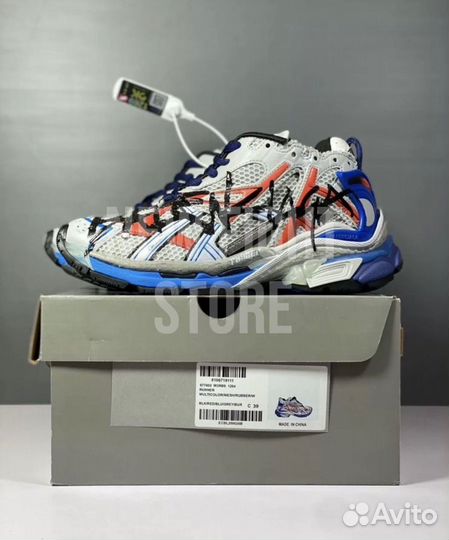 Кроссовки balenciaga runner graffiti на руках