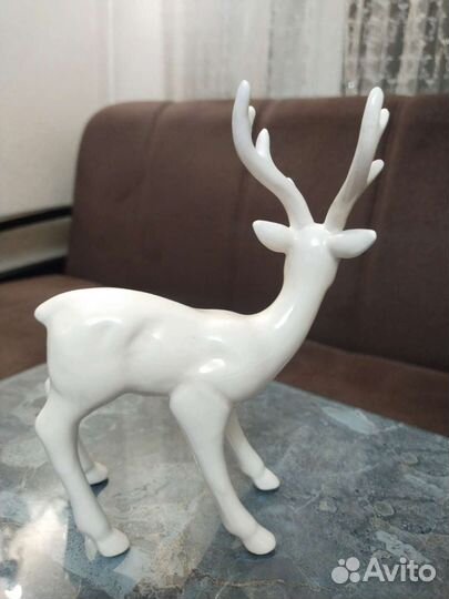 Статуэтка олень