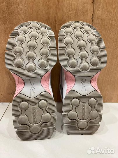 Кроссовки женские