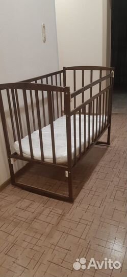 Детская кроватка с маятником