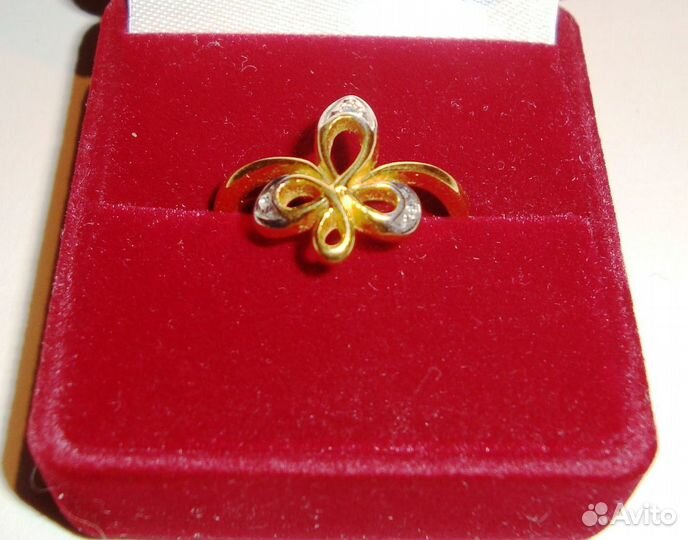 Кольцо с бриллиантом и ещё 3 кольца