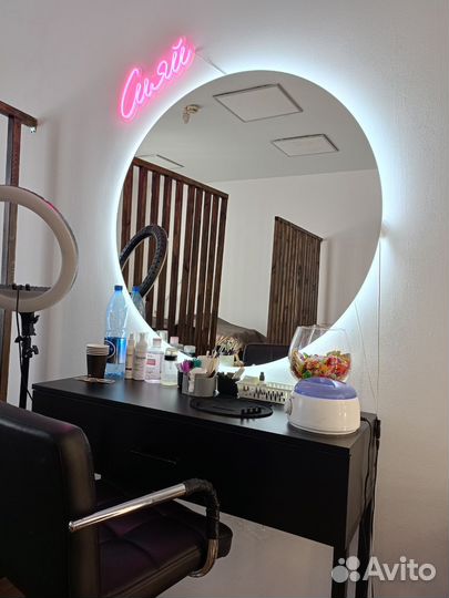 Модель на брови