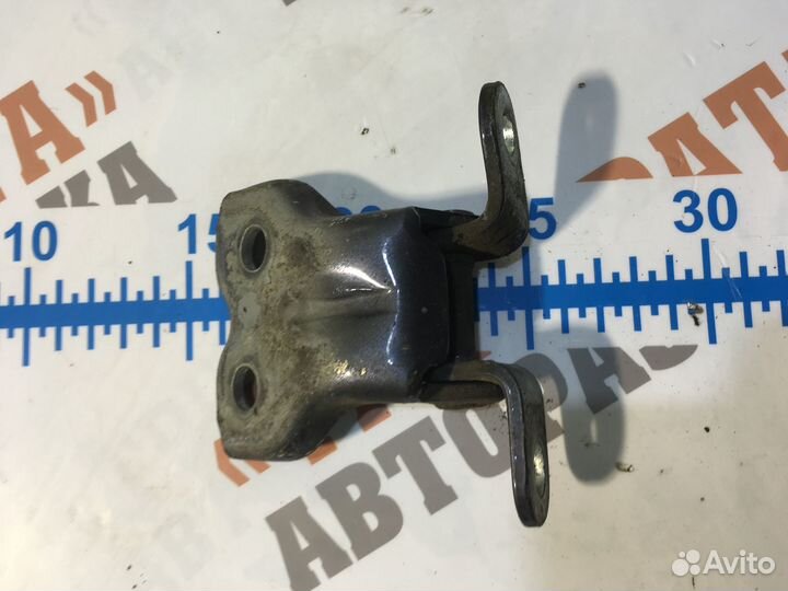 Тойота Хайлюкс Петля верхняя передней двери