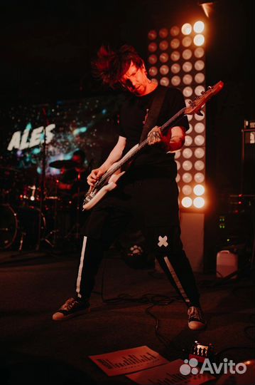 Бас гитарист