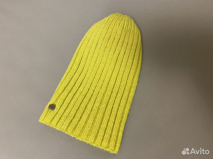 Две желтые шапки