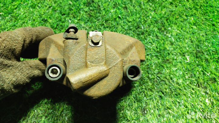 Суппорт передний левый Volkswagen Touareg I