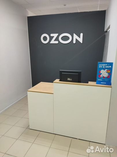 Сотрудник пункта выдачи ozon