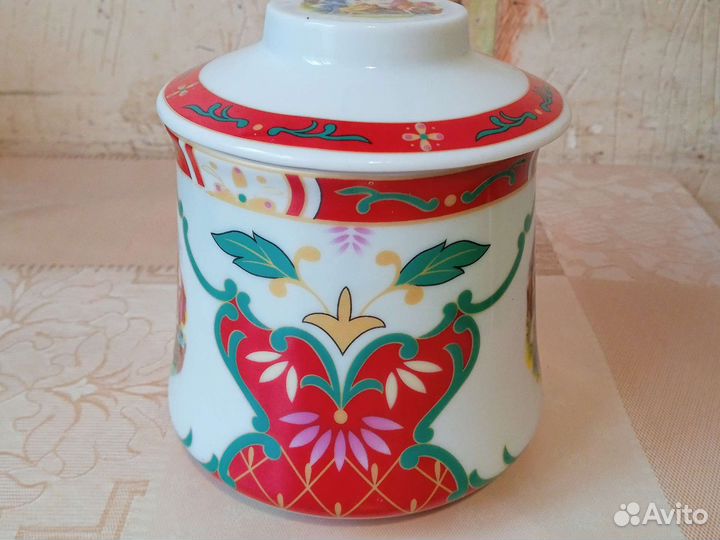 Кружка с крышечкой. Фарфор. Новая