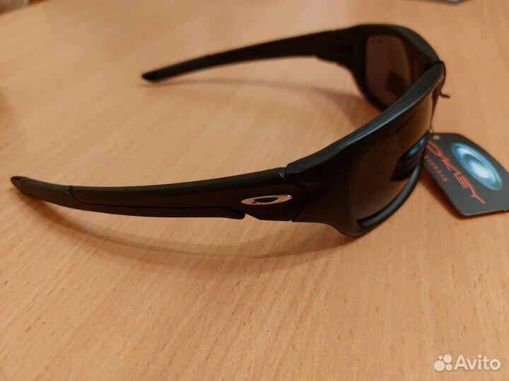 Солнцезащитные очки Oakley