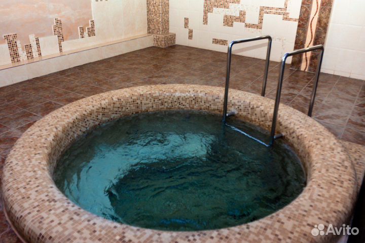 Сауна с большим бассейном
