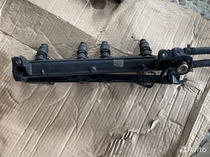 Топливная рампа форсунка Volkswagen Golf 4 1.6 AKL