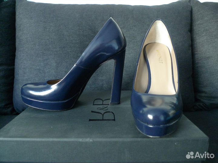 Синие туфли бренда 
