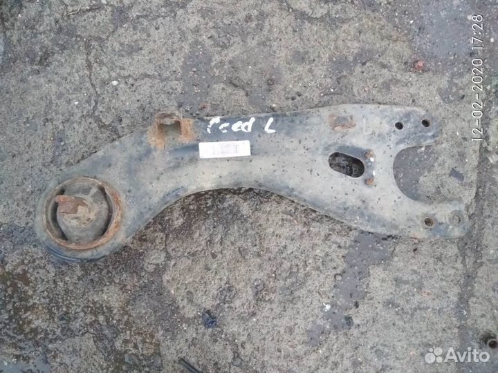 Задний поперечный рычаг на Киа Сид 2014 года