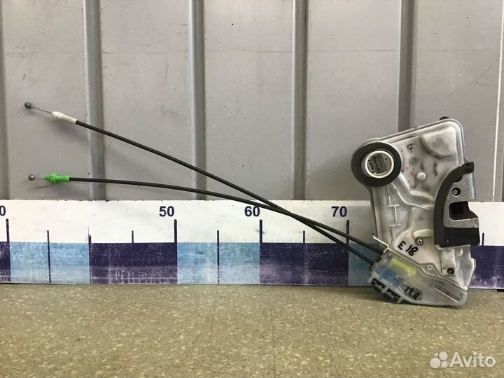 Замок двери передней правой Toyota Corolla E18 201