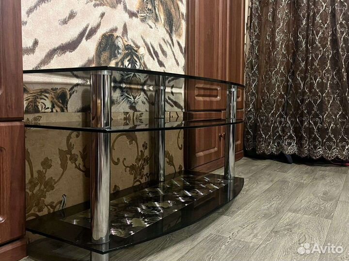 Стеклянный стол под телевизор