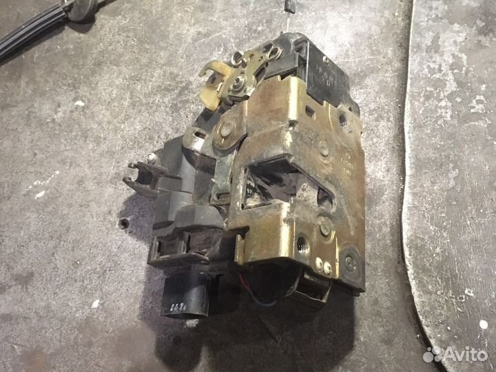 Замок двери передней правой Пассат Б5