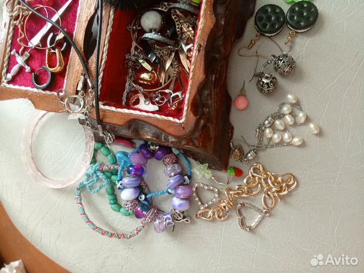 Резная шкатулка с украшениями