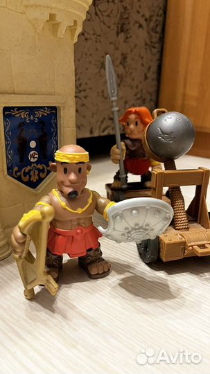 Игрушечный замок с фигурками
