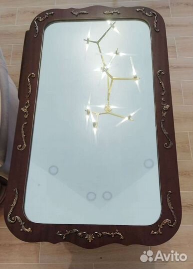 Тумба и зеркало в деревянной раме