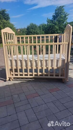 Детская кроватка с маятником