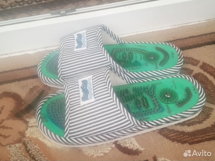 Пакет женских вещей и тапки