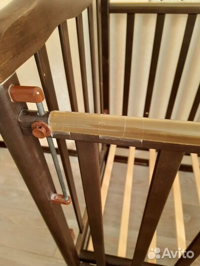 Детская кроватка с поперечным маятником