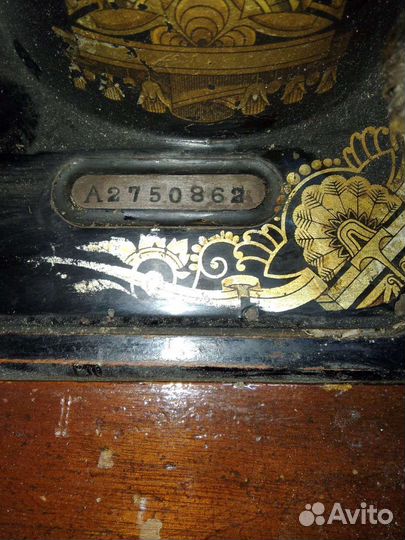 Антикварная швейная машинка Зингер с тумбой