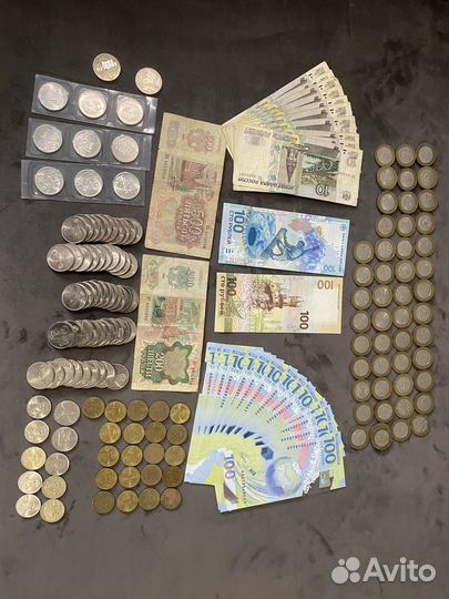 Коллекция монет и купюр