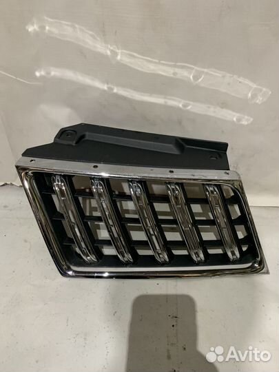 Mitsubishi Pajero Sport решетка радиатора левая