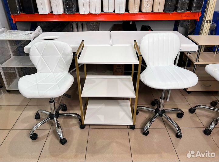 Стул мастера на колесиках