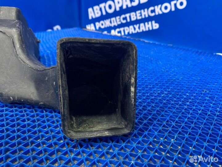 Воздуховод Audi A6C5 седан 2000