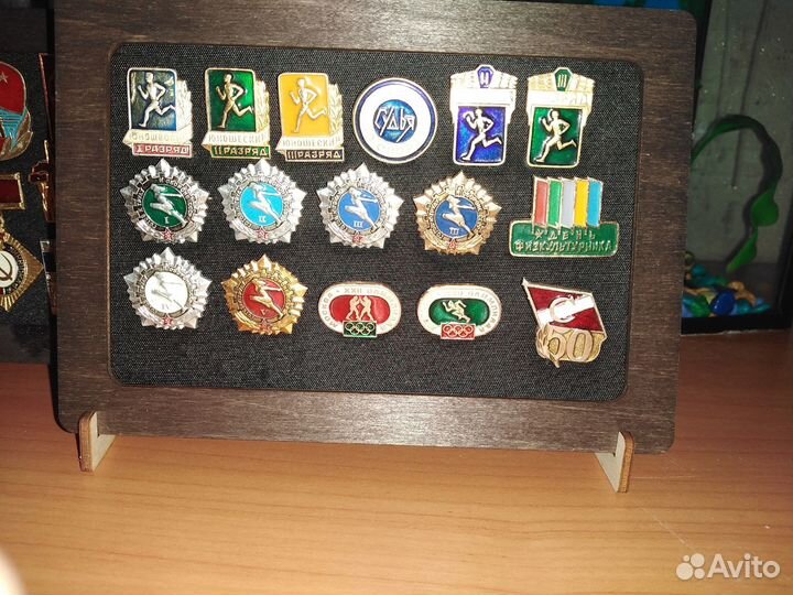 Коллаж из значков СССР