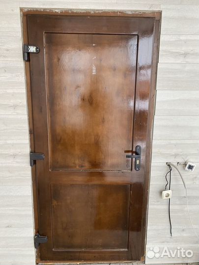 Дверь входная деревянная (сосна) с коробкой б/у