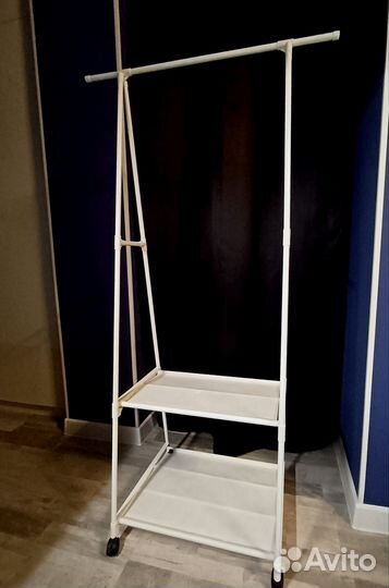 Вешалка на колесах с полочками