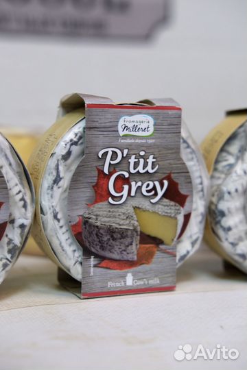 Мягкий сыр камамбер из Франции в серой золе