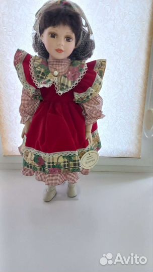 Кукла фарфоровая