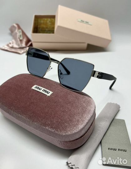 Солнцезащитные очки Miu Miu