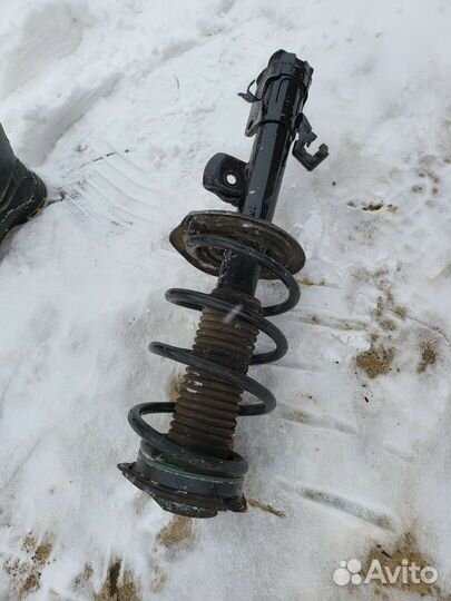Мало б.у амортизатор передний правый Juke Turbo