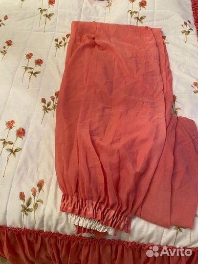 Покрывало на кровать с подушечками и шторами