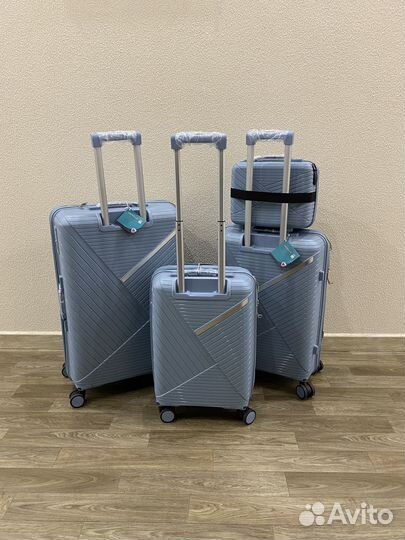 Чемодан на колесах противоударный новый