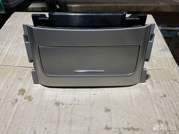 Зарядка беспроводная Toyota Land Cruiser 200