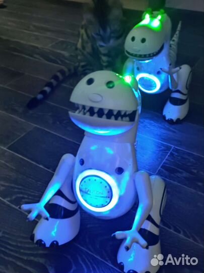 Игрушка робот с джойстиком управления