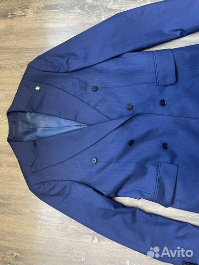 Двубортный костюм