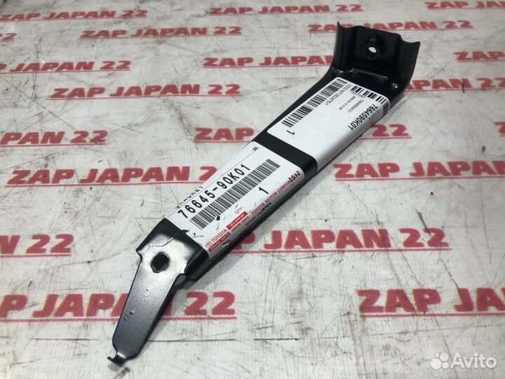 Кронштейн брызговика задний правый Toyota Land