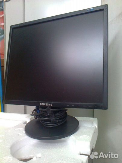 LCD монитор 19