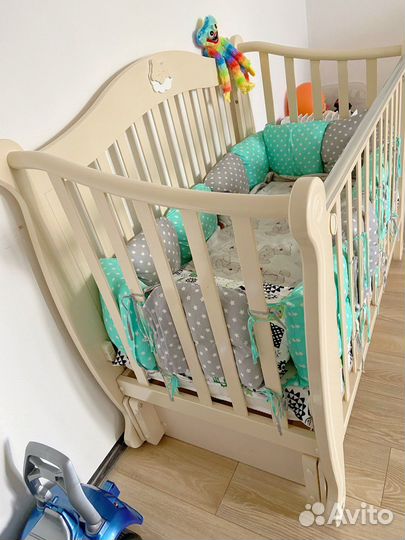 Детская кроватка с маятником и комодом