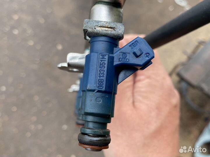 Топливная рампа всборе с форсунками 06B133317AF